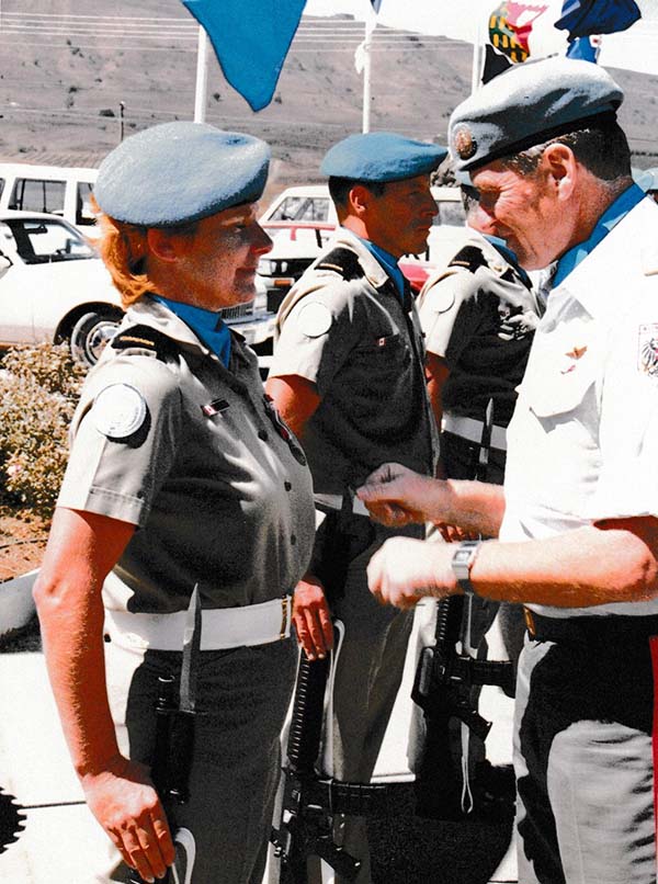 Je reçois ma médaille de la FNUOD des mains du commandant de la force des Nations unies, le major-général autrichien Günther Greindl.