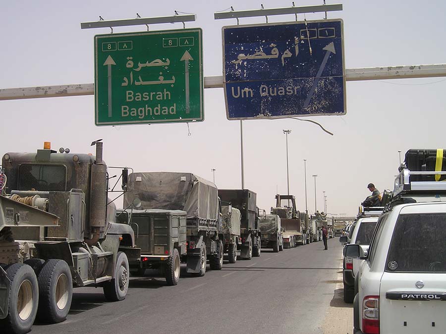 Irak 2003 - Du Koweït à Bagdad - Équipe de justice, convoi civil légèrement armé attendant l’accès à l’autoroute.