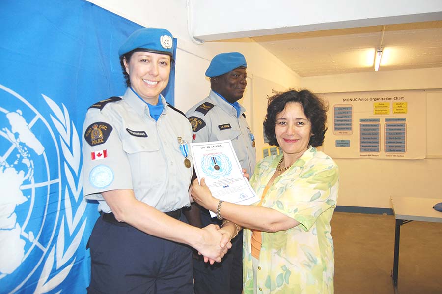 La s.é.-m. Jane Boissonneault reçoit sa médaille des Nations Unies durant son affectation en RDC.