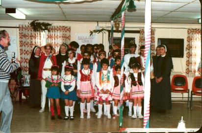 En décembre de cette année-là, l'aumônier s'est arrangé pour que nous accueillions un orphelinat pour un dîner de Noël, et ils nous ont fait l'honneur d'une danse. Ce fut une très belle soirée organisée par l'aumônier.