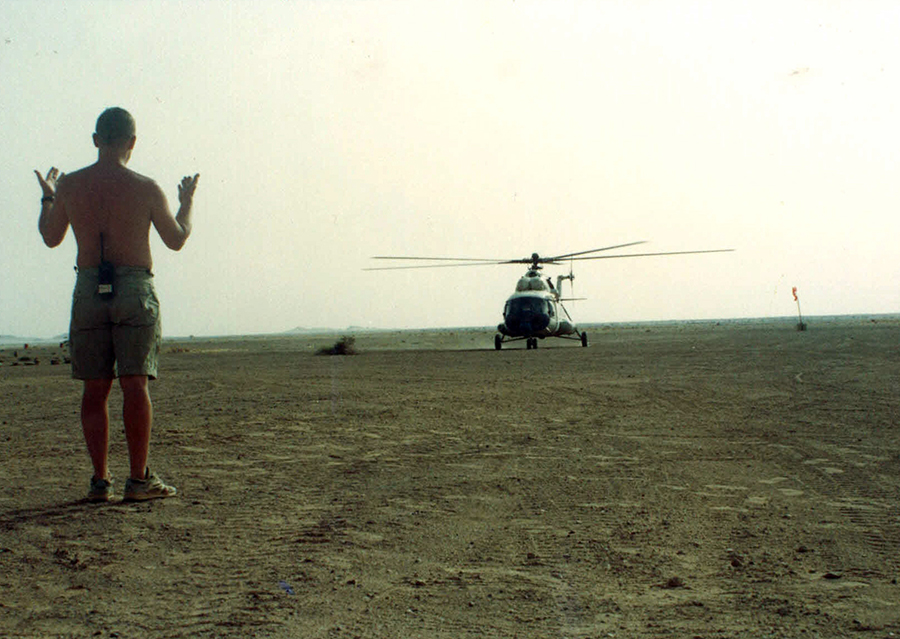 Le Mi-8 russe (Hip) s’est extrêmement bien comporté dans le désert et est aujourd’hui utilisé par plus de 50 pays dans le monde pour des missions diverses. Cette photo montre Wayne guidant son hélicoptère vers son lieu de repos. Prise en 1993 à Awsard par un photographe inconnu.