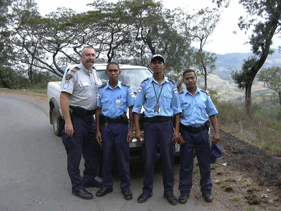 Buis avec des membres inconnus de l’ETPS sur la route de Dili, Timor oriental (mars 2004).