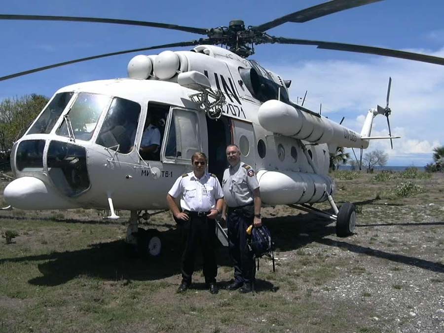 Buis avec un pilote inconnu de l’ONU et un hélicoptère MI-8, septembre, 2003.