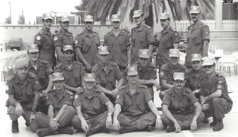 Mon peloton à Chypre aout 1974 prise au Ledra Palace notre résidence. Je suis celui qui porte le béret.