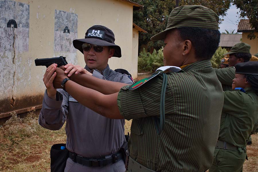 2022 Zambie : J’aide une candidate zambienne à bien saisir son pistolet.