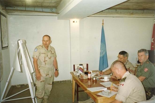 Visite du général Colin Powell, au QG militaire de l’ONUSOM II, à Mogadiscio, le 4 avril 1993. (de gauche à droite) Le général de division Thomas Montgomery de l’armée américaine, commandant adjoint de la force d’ONUSOM II, le général Powell, le général de corps d’armée Cevik Bir de l’armée turque, commandant de la force d’ONUSOM II, le bgén Jim Cox de l’armée canadienne, chef d’état-major de la force d’ONUSOM II.