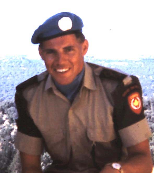 Le lieutenant RR Crabbe servant avec le 2 QOR of C à Chypre en juillet 1967 à l'abbaye de Bellapais.