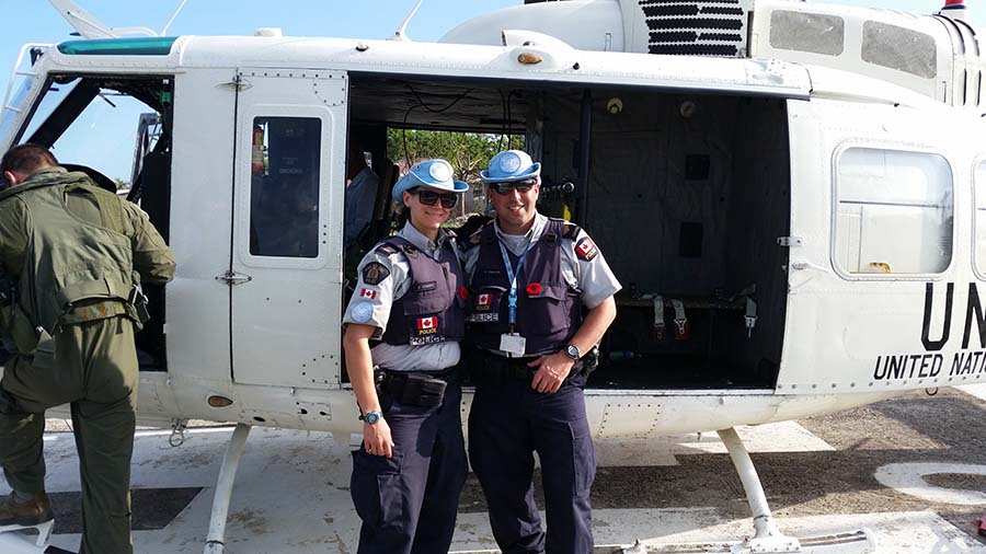 Kim Deniger et Stephen Dibblee à Port-au-Prince, Haïti, sur le point de monter à bord de l’hélicoptère de l’ONU pour effectuer une évaluation des dommages après l’ouragan Matthew dans la région de Grande Anse en Haïti.