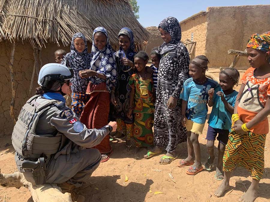 Kim Deniger en patrouille régionale à l’extérieur de Mopti, au Mali, rencontrant des enfants du village.