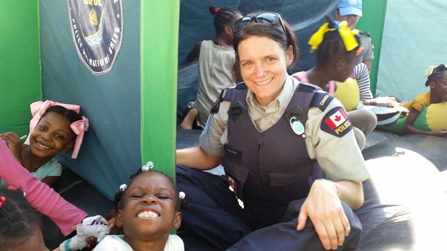 Kim Deniger effectuant l’une de ses nombreuses visites à l’orphelinat, parrainée par les membres de la GRC de la Région de la capitale nationale.