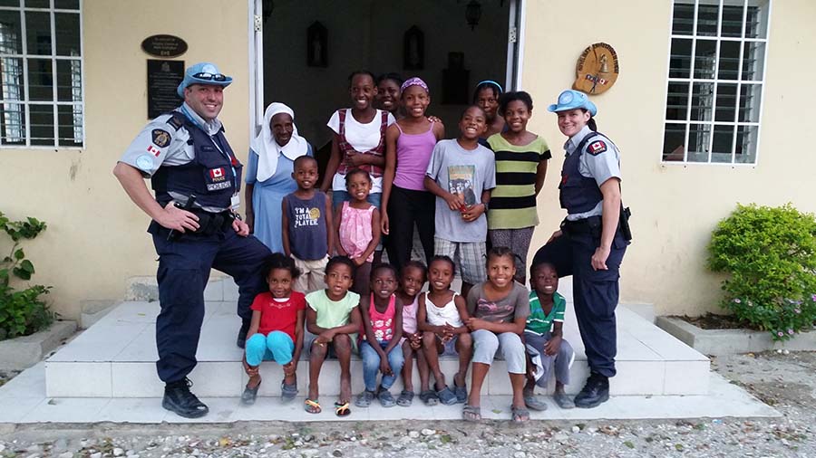 Stephen Dibblee et sa nouvelle épouse Kim Deniger à l’orphelinat haïtien qui a été parrainé pendant de nombreuses années par des membres de la GRC de la Région de la capitale nationale.