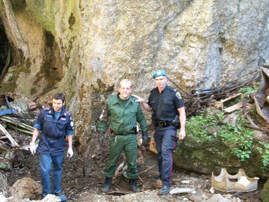 Policiers italiens et allemands avec Vince, travaillant ensemble sur un site d’enquête.