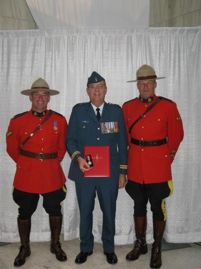 Le capitaine Ray Gaudet, CD, reçoit la médaille du jubilé de platine de la Reine.