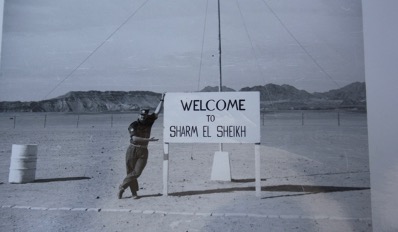 L'aéroport de Sharm, 1960, tel qu'il était. Cherchez la manche à air et atterrissez en conséquence.