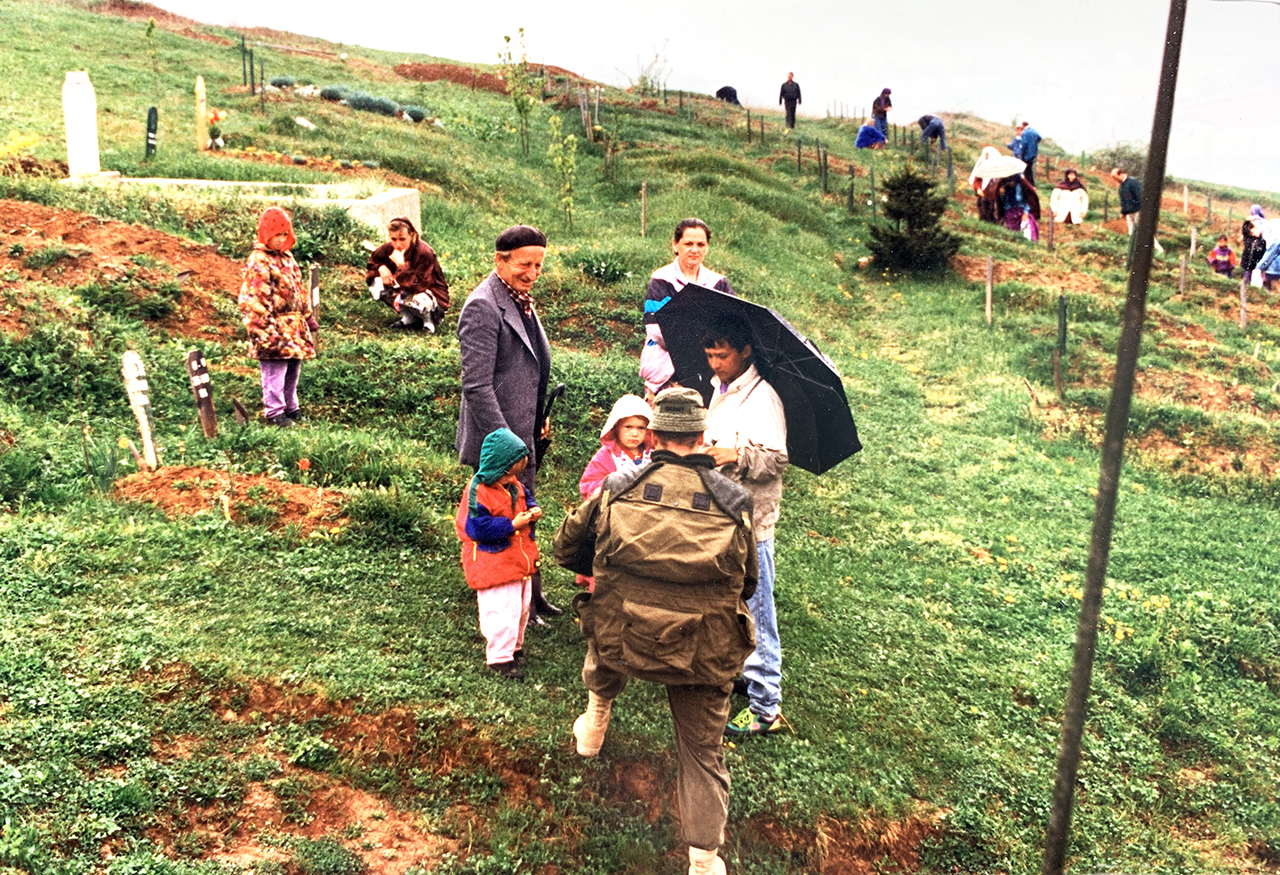 Le bataillon de service de l’IFOR assure la protection rapprochée des Bosniaques qui se rendent sur le tombeau d’une famille.