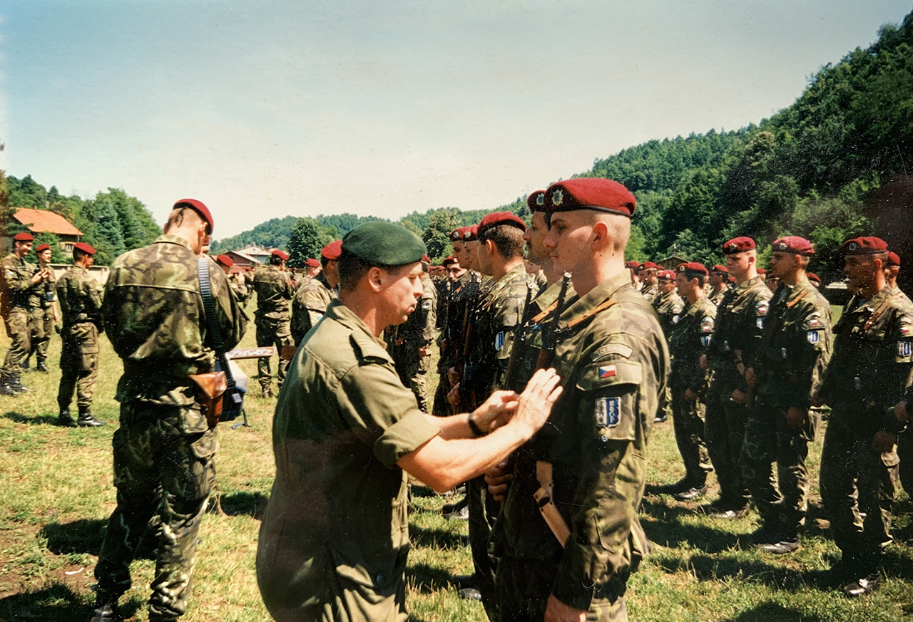 Le lieutenant-colonel Grant remet les médailles de l’IFOR au contingent tchèque (ils portent des bérets rouges sur la photo).