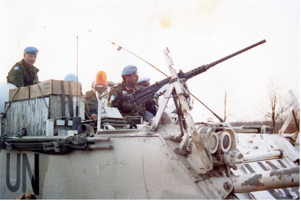 Le commandant de la force de la FORPRONU, le général Nambiar, et moi-même à bord d'un véhicule blindé de transport de troupes canadien appartenant au 1er régiment du génie de combat (1CER), alors que nous traversons pour la première fois un pont sur la Sava construit par le 1CER.