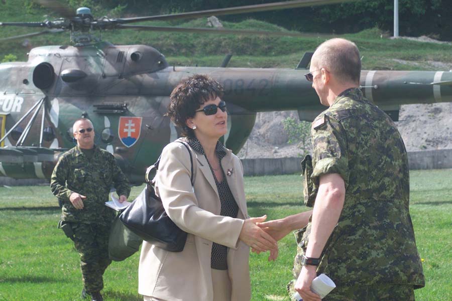 La ministre canadienne de la Coopération internationale, Susan Whelan, PC, MP, accueillie à Drvar, en Bosnie-Herzégovine, par le chef de la CIMIC et l'officier de liaison principal. Le deuxième bataillon du groupement tactique du PPCLI, le 10 mai 2003, en compagnie du colonel Greg Gillespie, commandant de la force opérationnelle en Bosnie-Herzégovine.