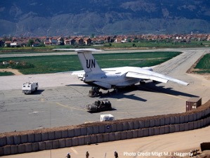 La ligne de vie de Sarajevo. L'énorme avion de transport IL-76 de fabrication russe a volé deux fois par jour vers Sarajevo ainsi que vers le Sahara occidental et la Géorgie, transportant jusqu'à 40 tonnes de fournitures, de munitions et de troupes.