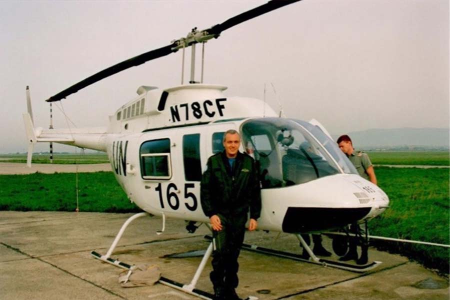 Un pilote de chasse assume un nouveau rôle, celui « d’équipier » d'hélicoptères à l'appui de diverses opérations aériennes de la FORPRONU. On voit ici le Bell 206 Long-Ranger utilisé pour les navettes logistiques, la liaison, le commandement et le contrôle, la reconnaissance et l'évacuation médicale, basé à l'aérodrome de Pleso, en Croatie.