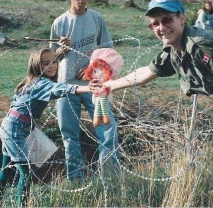 Un cadeau du Canada à une jeune fille en Bosnie.