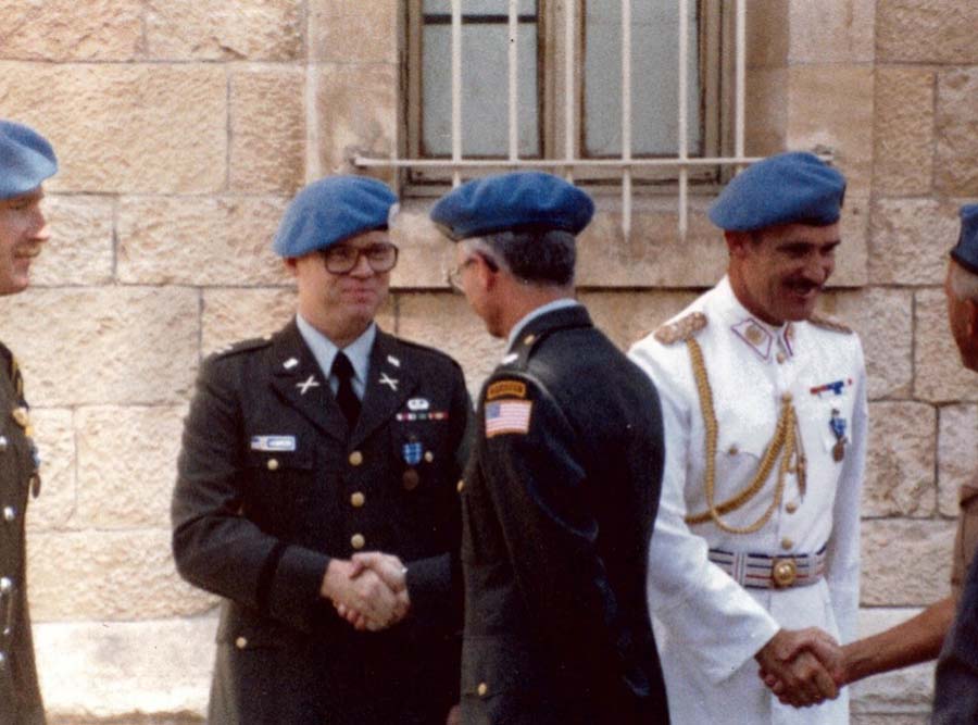 Le capitaine Scott Lingamfelter reçoit la médaille des Nations unies pour ses services au sein de l'ONUST.