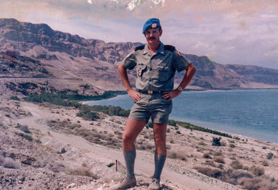 Le Cpl MacPherson en Israël, surplombant la mer Morte, 1985.