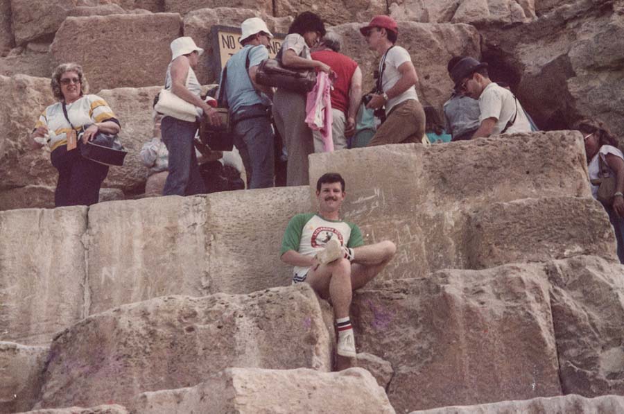 Assis sur la Grande Pyramide de Gizeh lors d'un voyage en Égypte, le week-end de Pâques, 1985.