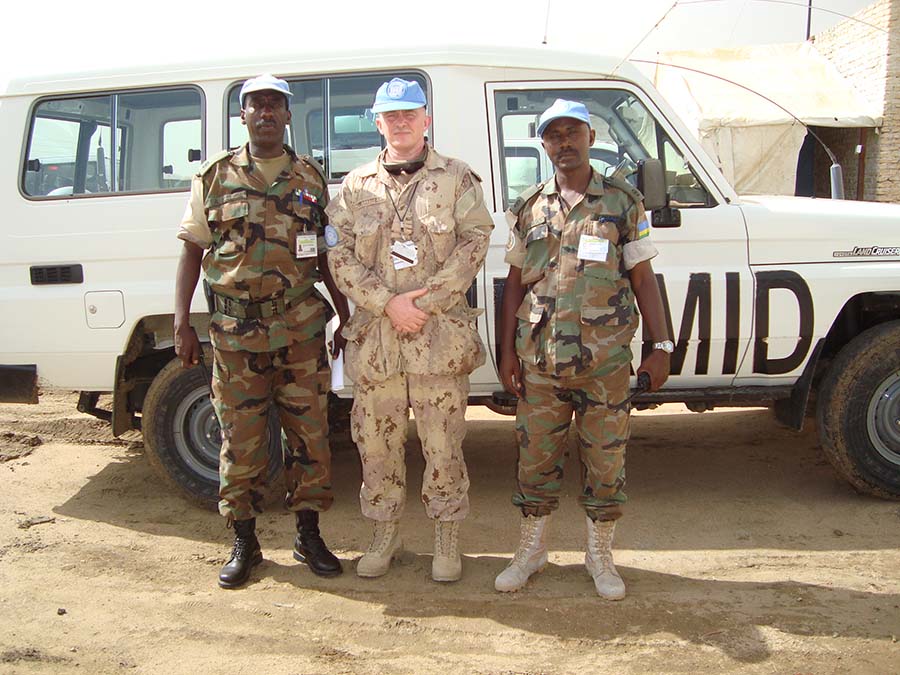 Avec le commandant de la compagnie rwandaise et son sergent-major avant de partir en patrouille de nuit