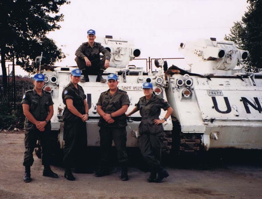 Véhicule blindé de transport de troupes M113, avec système d'armement anti-blindage TOW.