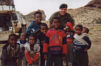 Greg avec des enfants Erythréens, 2001.