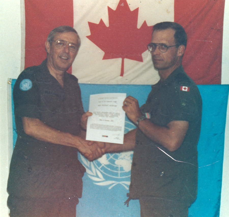 Major général MacInnis et l'Adj Nickerson recevant le parchemin de l'ONU au Camp Polom 1993.