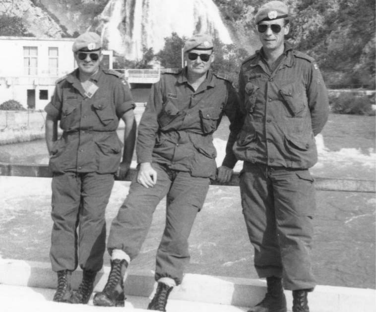 Capitaine de liaison canadien inconnu, capitaine Nick Ward, adjudant Rick Nickerson, à proximité de Bihac, Bosnie-Herzégovine, 1993.