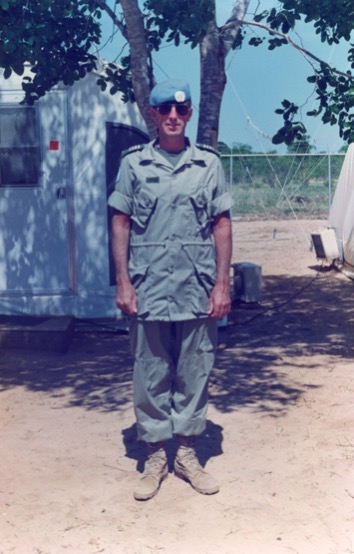 Automne 1992. Col Cam Ross ; UNAVEM 2 ; commandant de la région SE à Mavinga, Angola. Les excellentes cabanes utilisées dans la zone de la mission de l’ONU provenaient de Weatherhaven, à Vancouver. Au-delà de la clôture, il y avait des serpents et des araignées venimeux ; à l’intérieur, des scorpions. L’aérodrome en terre battue pour nos vols de ravitaillement trois fois par semaine était entouré de mines.