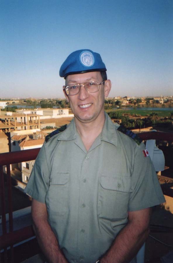 Le major James Simiana à Khartoum, au Soudan, en janvier 2005, avec le Nil en arrière-plan. 