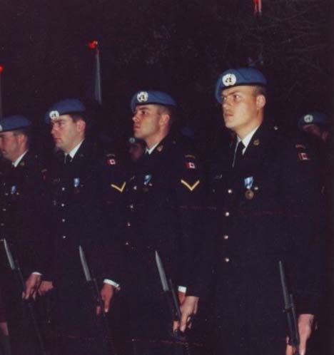 Cérémonie de remise des médailles au Ledra Palace, Nicosie, Chypre, en décembre 1988.