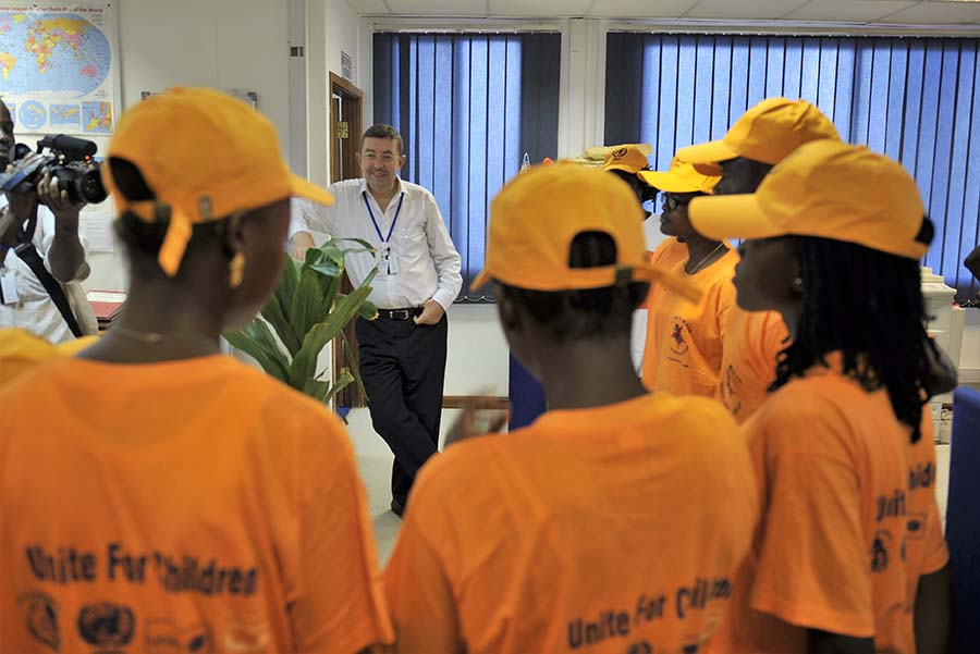 Des lycéens visitent le quartier général de la MINUL à l’occasion de la Journée des Nations Unies, à Monrovia.