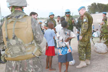 Le chef d’état-major de la MINUSTAH et un commandant de peloton brésilien au cours d’une visite de COCIM à Port-au-Prince. 