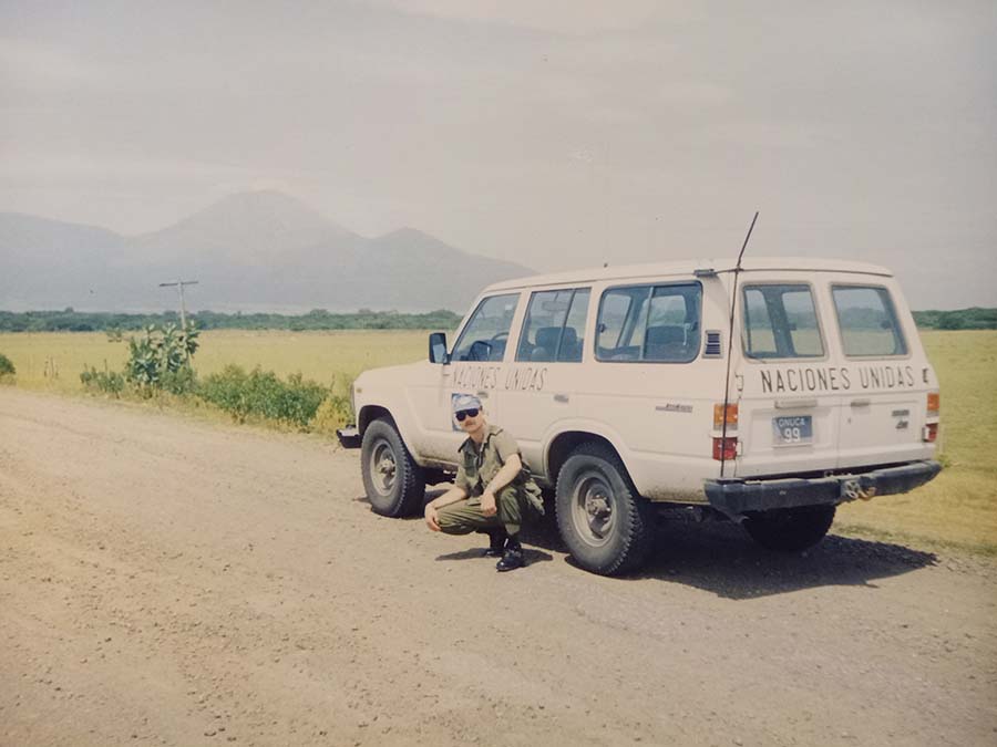 Patrouille en véhicule au Nicaragua avec quelques volcans en arrière-plan, 1991.