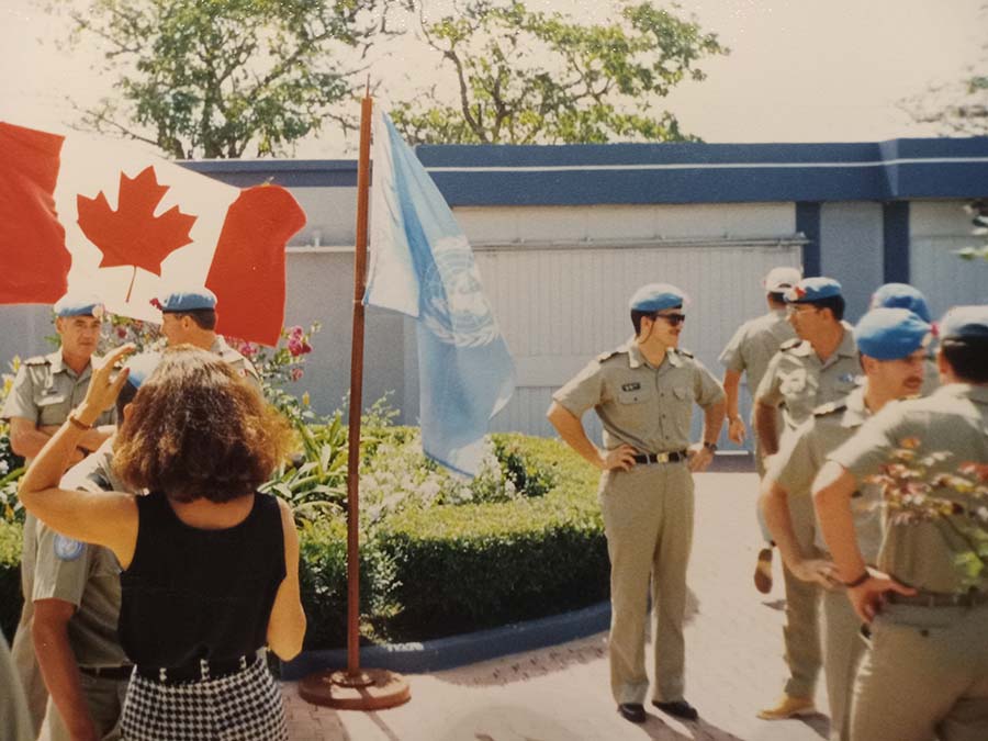 Le 11 novembre 1991, à Tegucigalpa, au Honduras, des officiers canadiens se sont réunis pour les cérémonies traditionnelles du jour du Souvenir.