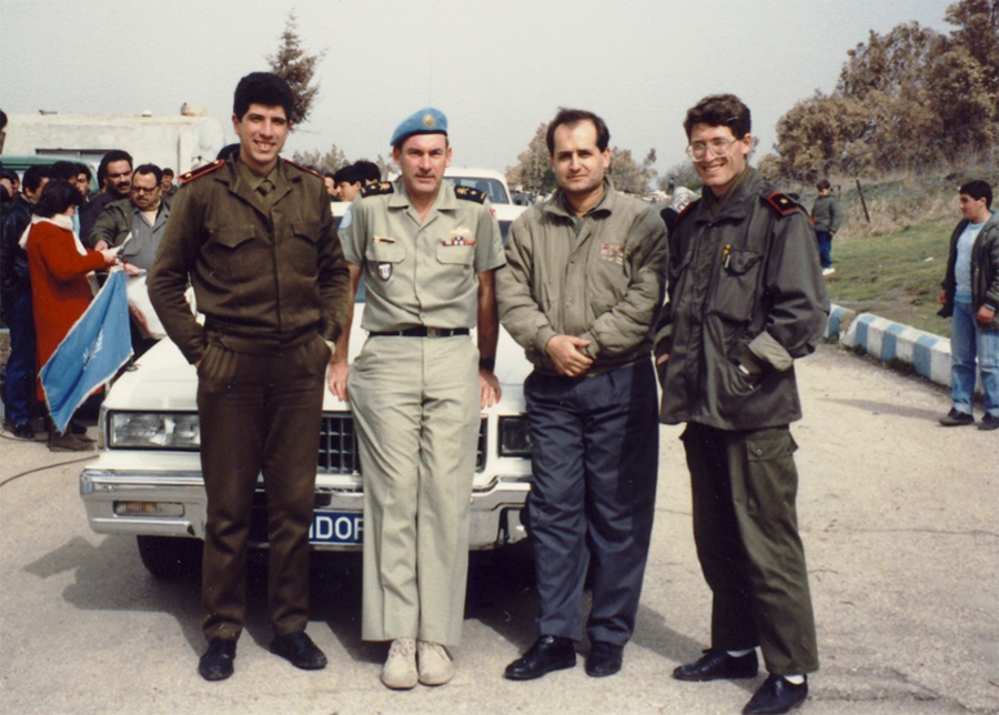 Moi et trois officiers subalternes syriens qui géraient le point de contrôle pour entrer dans la zone du plateau du Golan du côté syrien.