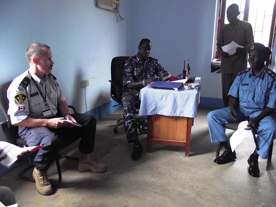 Réunion dans l'État d'Equatoria oriental en 2010 avec le colonel Ben du SSPS pour discuter de l'emplacement des postes de police et de la formation à la radio.