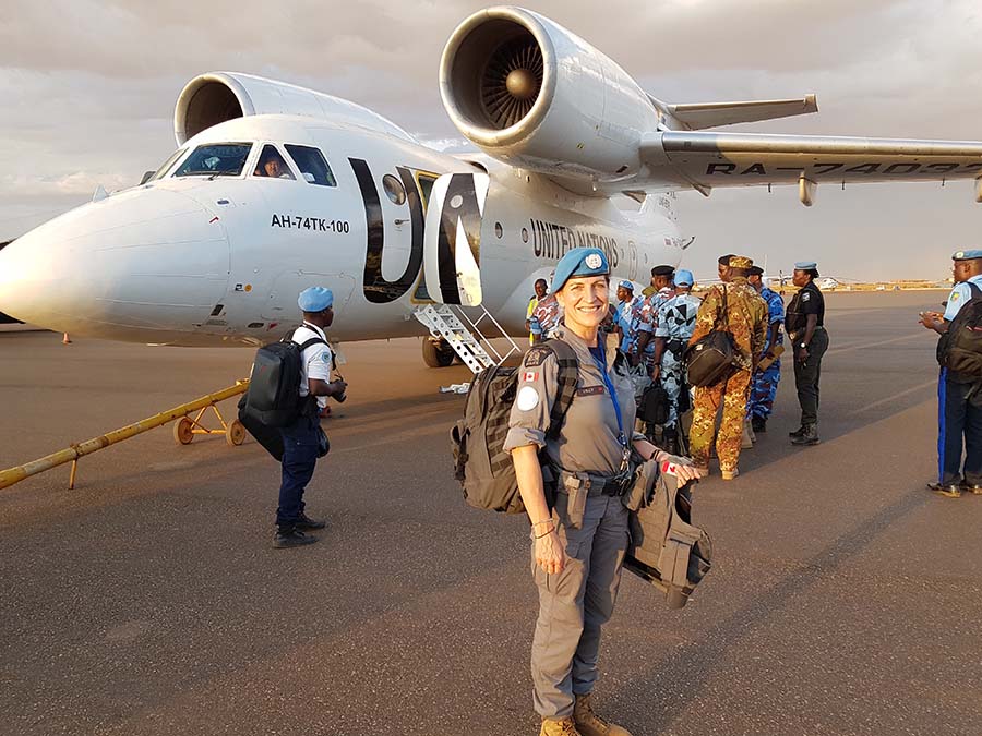 En octobre 2019, Kelly Willis à l’aéroport de Gao (Mali) attend son vol de retour pour Bamako à l’issue de la visite régionale du commissaire de police des Nations Unies à Menaka et Gao.