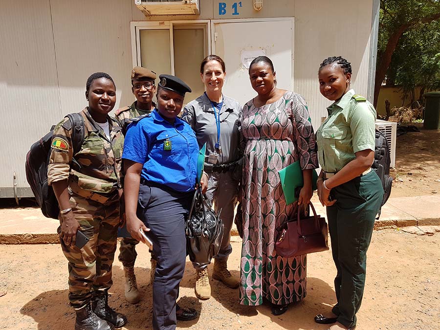 Le 21 juin 2019, Kelly Willis pose avec les policières des Forces de sécurité maliennes qui ont suivi avec succès le cours sur la gestion des conflits à Bamako.